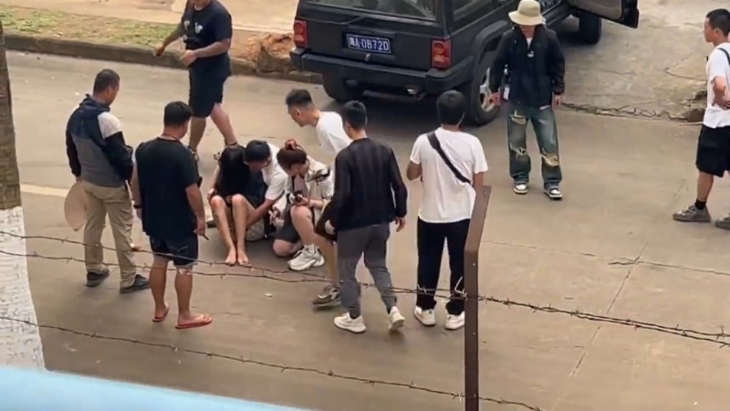 女替身演員狀甚痛苦。