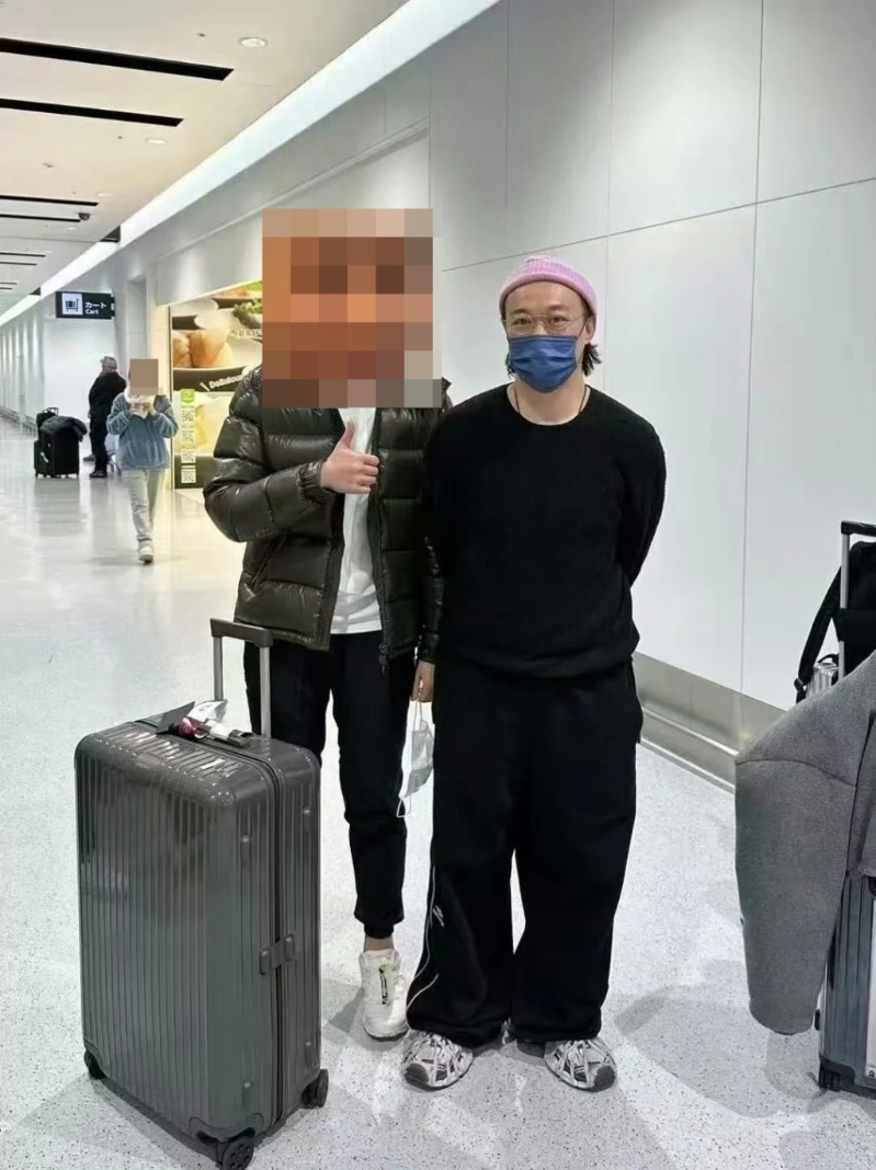 其他網(wǎng)民分享合照，見到陳奕迅真的戴上粉紅色冷帽。