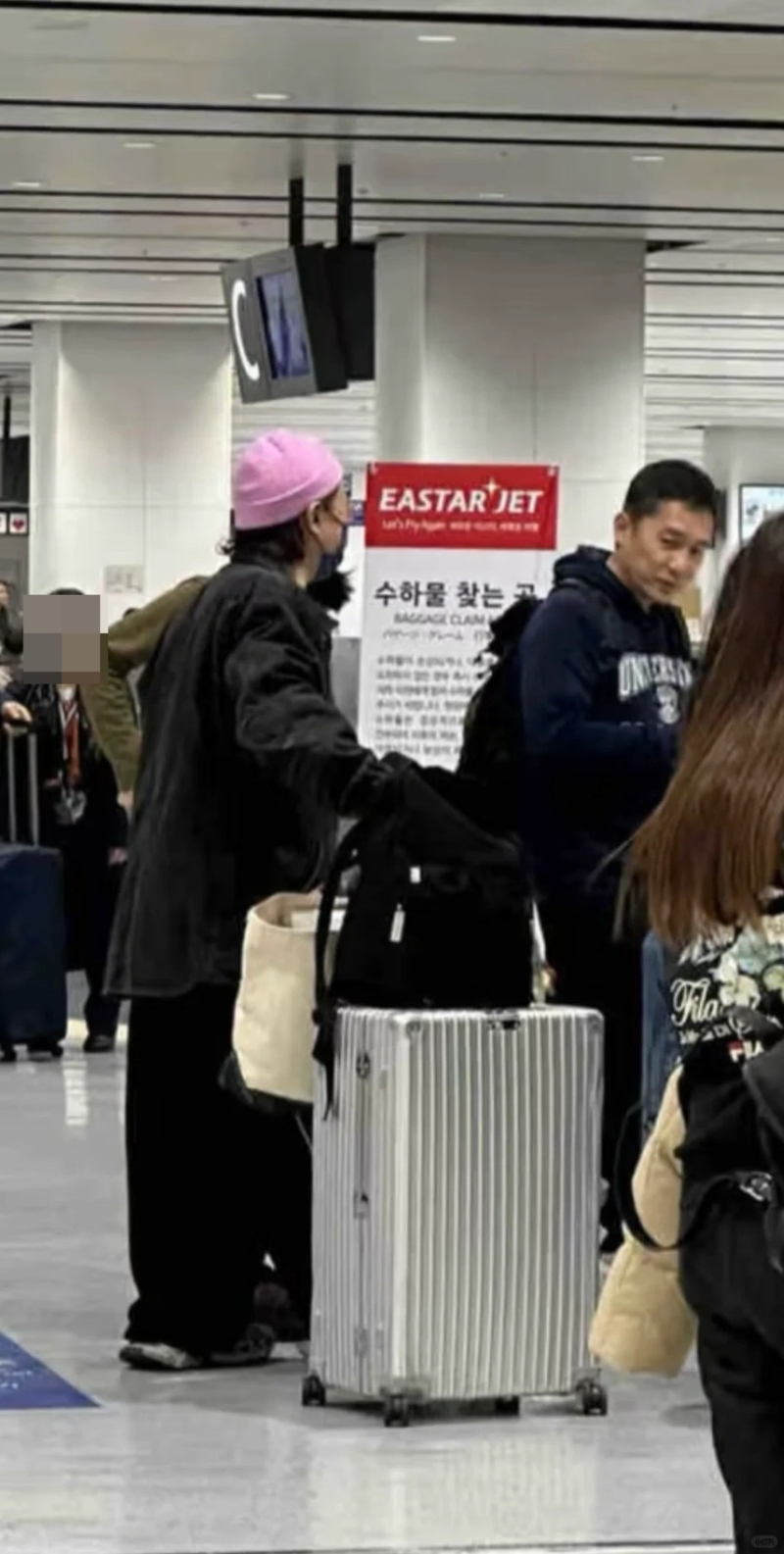 其后有人貼出兩人在機場的照片，原來兩位巨星相約到二世古滑雪。