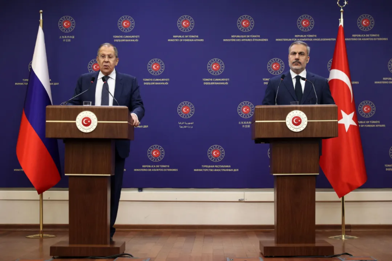 ▲2月24日，俄羅斯外長拉夫羅夫（左）和土耳其外長費丹在安卡拉出席記者會。法新社