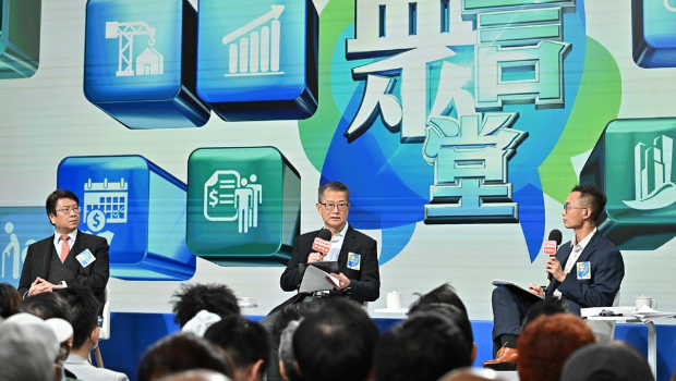 陳茂波昨日出席電臺(tái)節(jié)目，就新一份《財(cái)政預(yù)算案》跟不同階層市民交流討論。