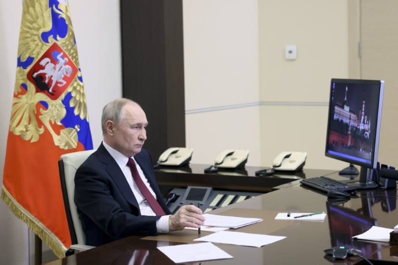 普京主持一場與部長和經(jīng)濟顧問關(guān)于稀土金屬的視像會議。 美聯(lián)社.jpg