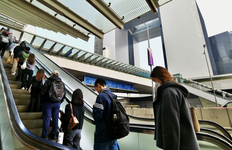 公務(wù)員開支壓縮