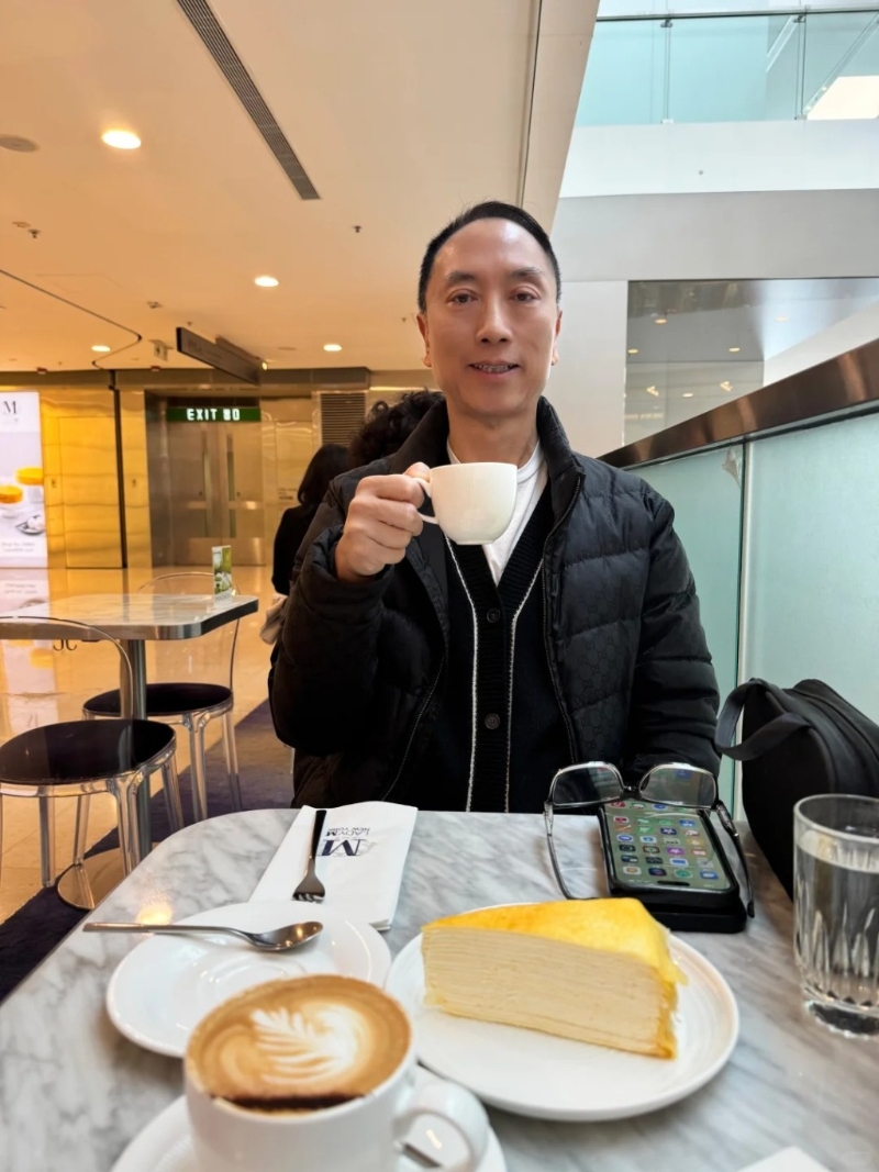 昨日（25日），鄔友正在小紅書上分享多張生活近照，照片中鄔友正身穿白色圓領(lǐng)T恤及黑色羽絨外套，與助手一同坐在商場(chǎng)內(nèi)的咖啡店品嘗咖啡及千層蛋糕，十分悠然自得。