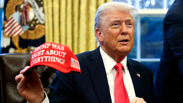 美國(guó)總統(tǒng)川普25日表示，將用「金卡」（gold card）簽證機(jī)制來(lái)取代對(duì)外國(guó)投資人發(fā)放的「綠卡」，一張金卡要價(jià)約500萬(wàn)美元（約新臺(tái)幣1.64億元）。（美聯(lián)社）