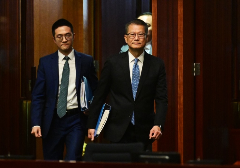 財(cái)政司司長(zhǎng)陳茂波發(fā)表新一份財(cái)政預(yù)算案。
