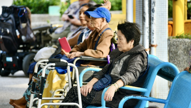 綜援、生果金、長(zhǎng)生津則維持額外出“半糧”。