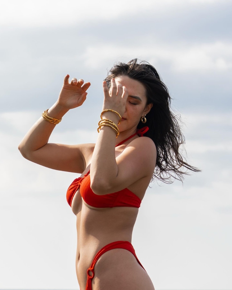 一件細(xì)碼泳衣難掩遮掩張敏鈞逼爆身材，有點(diǎn)衣不稱身。