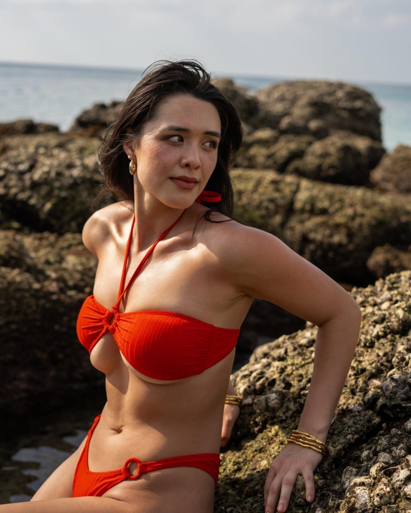 下胸位置險(xiǎn)跌出泳衣，渾圓胸形被壓到變形。