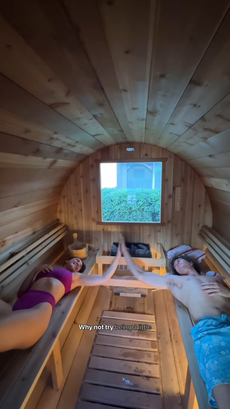 兩人在私人廂房中享受二人世界。