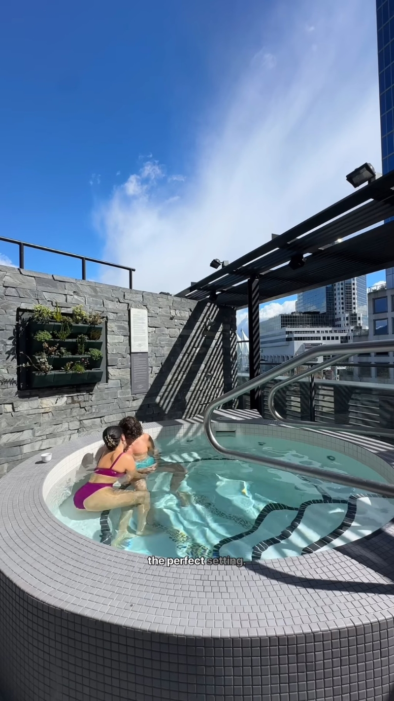 張敏鈞忍不住向男友獻(xiàn)吻，相當(dāng)纏綿。