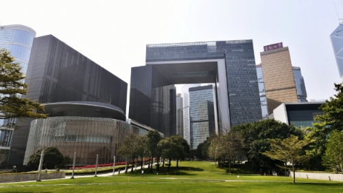 財(cái)政司司長(zhǎng)陳茂波表示，政府現(xiàn)時(shí)有42個(gè)在政府帳目外為特定目的設(shè)立基金，總結(jié)余近1800億元。