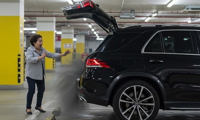 彰化一間大賣場的停車場驚見「活春宮」。