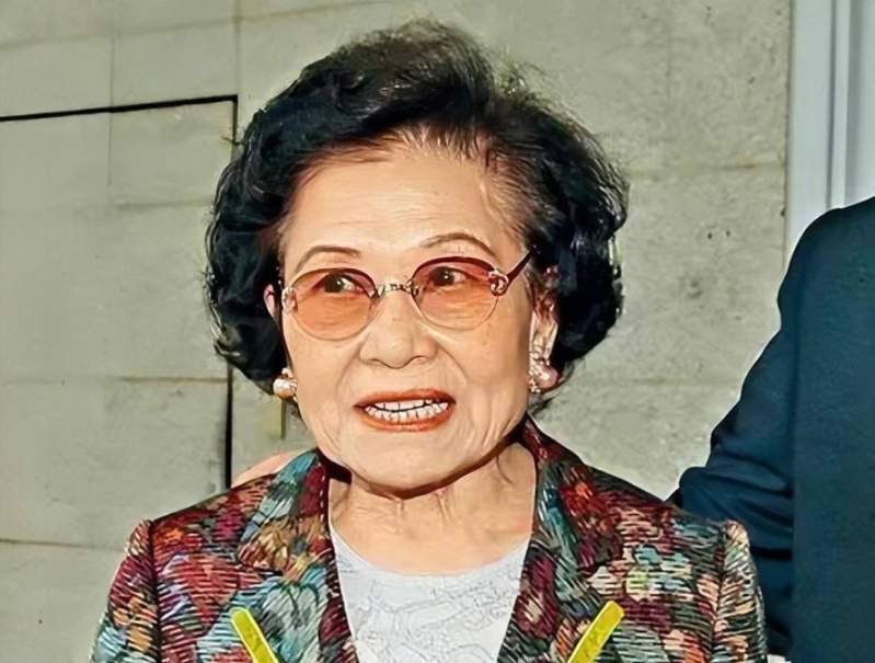 新地主席郭老太鄺肖卿以身家120億美元（約936億港元）排第6位。
