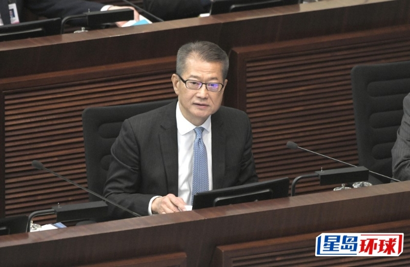 財政司司長就2025-2026年度財政預(yù)算案作出簡報。黃偉強(qiáng)攝