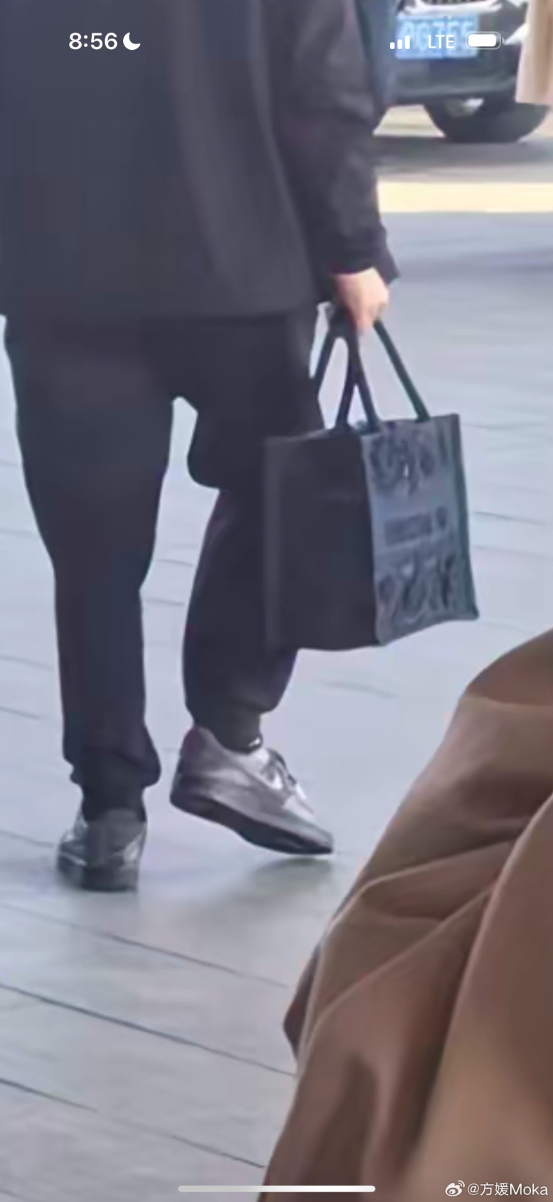 方媛遺失疑似為價(jià)值約3萬港元的黑色Dior包包。 （微博）