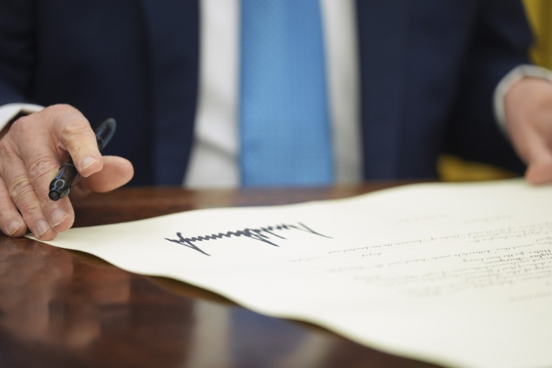 特朗普日前在白宮簽署備忘錄，決定向多國征收「對等關(guān)稅」。美聯(lián)社