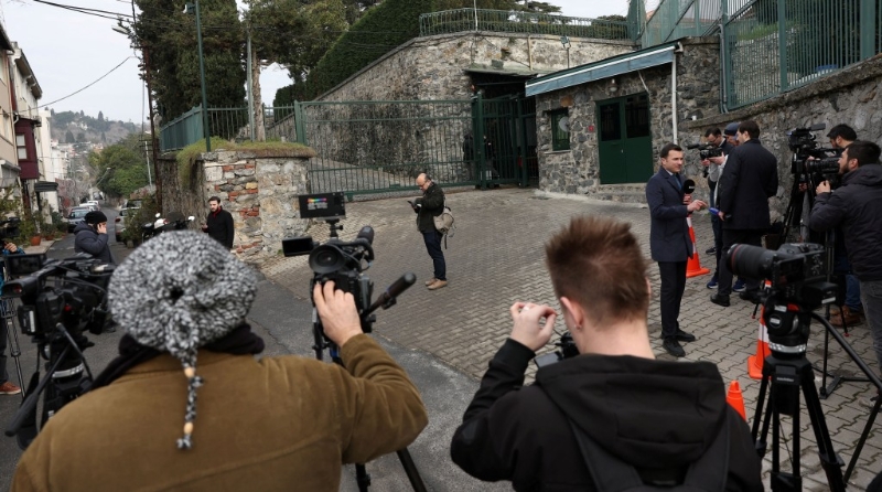 美俄代表27日在土耳其伊斯坦堡美國(guó)總領(lǐng)事館官邸會(huì)談，大批媒體在場(chǎng)守候。 路透社