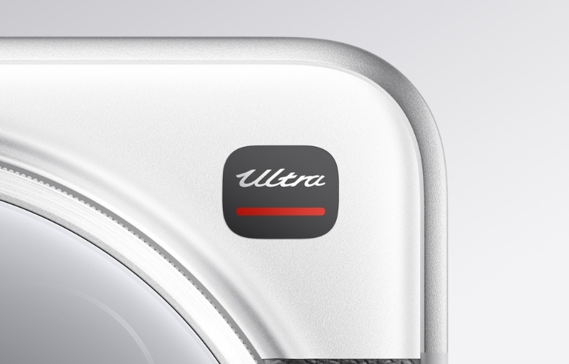 只有經(jīng)典黑銀配色機(jī)身右上角貼有Ultra標(biāo)志。