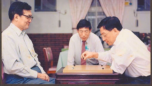 圖為1995年前清大校長(zhǎng)沈君山(左)與曹興誠(chéng)(右)對(duì)弈照片 圖為1995年前清大校長(zhǎng)沈君山(左)與曹興誠(chéng)(右)對(duì)弈照片