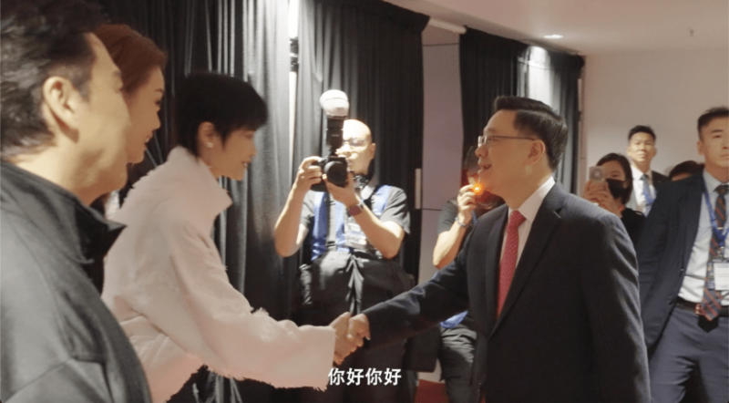 李家超與李宇春握手。 （FB：李家超 John KC Lee 片段截圖）