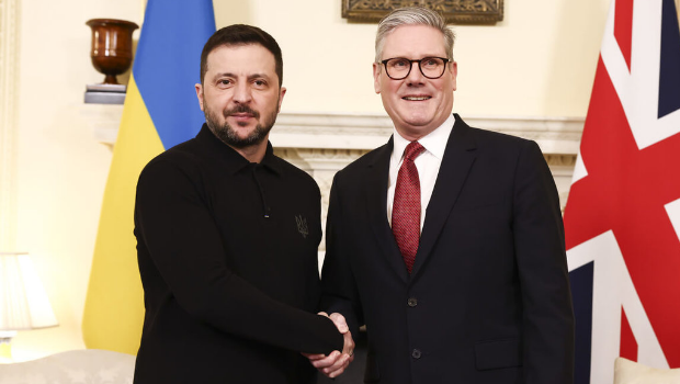 ▲英國首相斯塔默（右）1日與烏克蘭總統(tǒng)澤連斯基（左）在倫敦唐寧街首相官邸會晤。