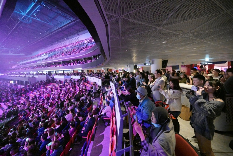 現(xiàn)場觀眾表現(xiàn)興奮。