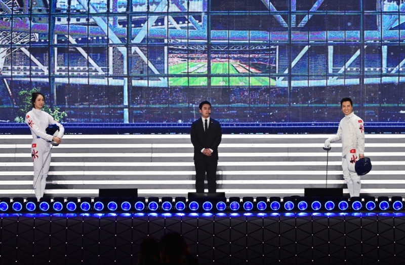 “宇宙最強(qiáng)”甄子丹和奧運(yùn)金牌得主江旻憓進(jìn)行劍擊表演賽。