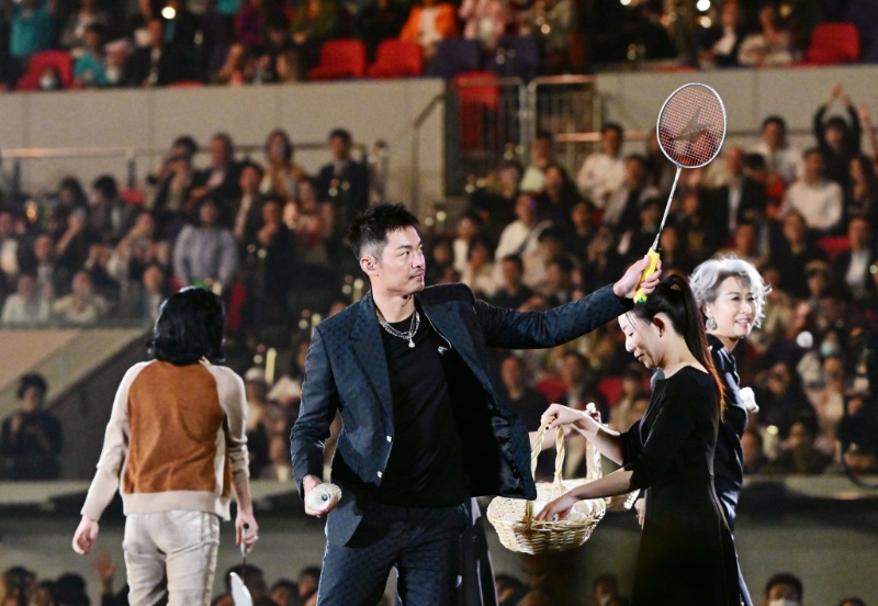 林丹及葉倩文進(jìn)行羽毛球表演賽。