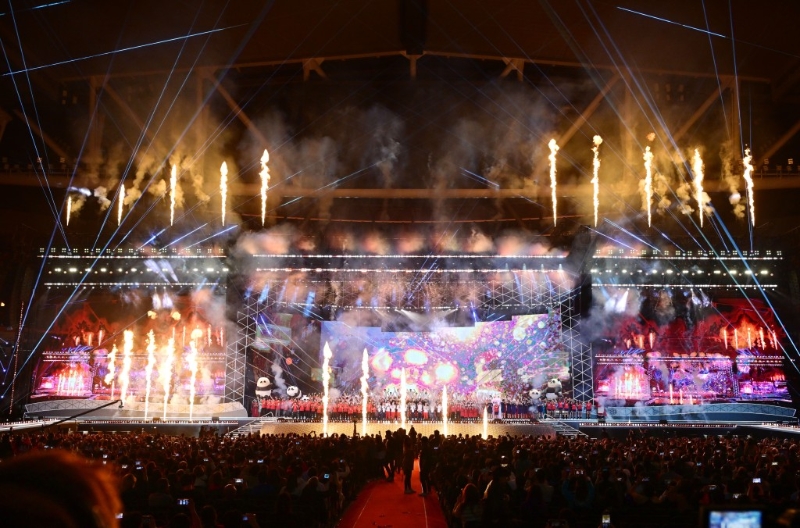 啟德主場館在開幕表演尾聲進(jìn)行煙火表演。