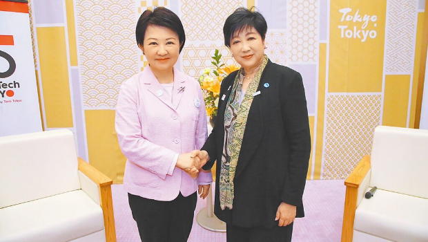 臺中市長盧秀燕（左）與東京都知事小池百合子（右）的出身背景與經(jīng)歷有許多雷同，2人都是該座城市首位女市長。