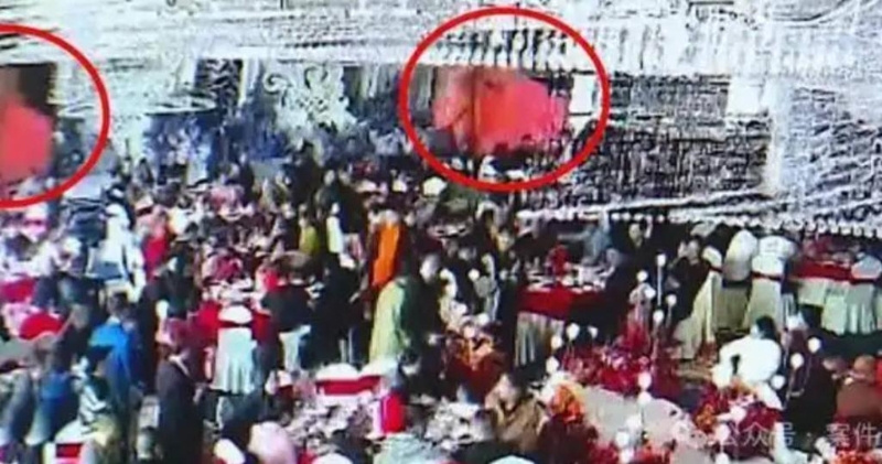 正當新娘準備入場時，屏幕上竟突然跳出1張不雅照片，讓現(xiàn)場賓客錯愕不已。翻攝自微博