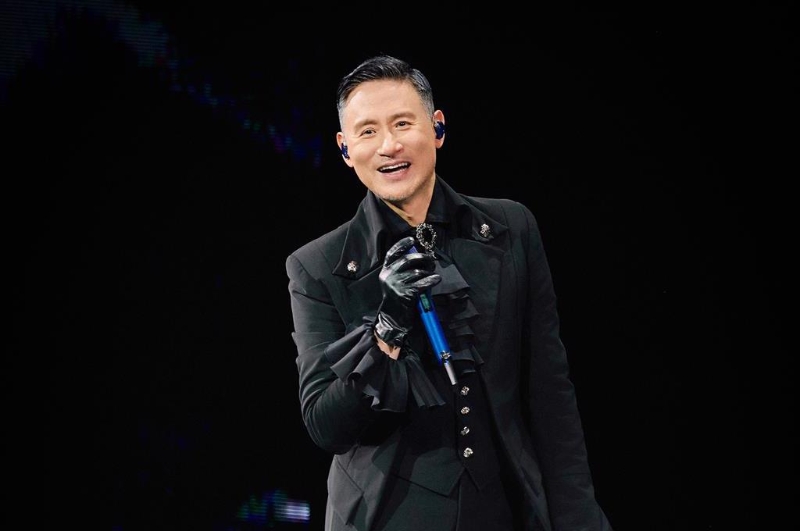 “歌神”張學(xué)友1日在?？谕瓿伞皬垖W(xué)友60+巡回演唱會(huì)”的第220場演唱會(huì)。環(huán)球音樂提供