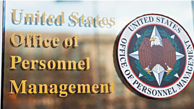 多個聯(lián)邦部門的雇員再次收到電郵，要求他們未來每個星期匯報工作成果，但這次未有威脅不服從者將被解雇。