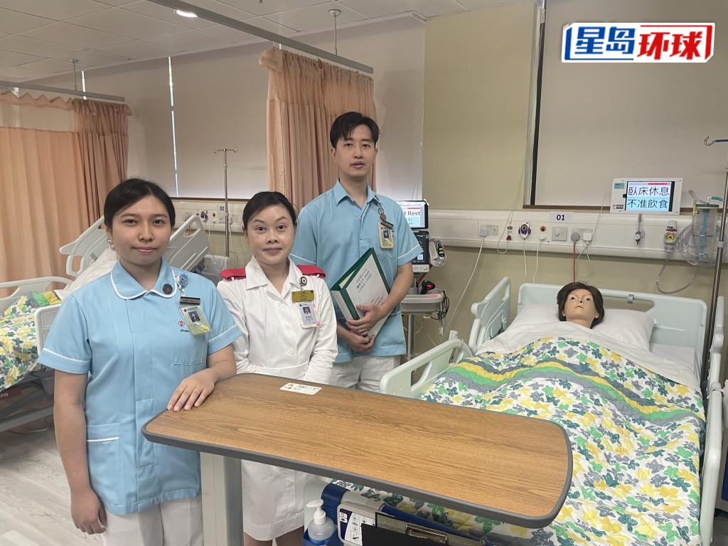 （左起）明愛醫(yī)院護(hù)士學(xué)校三年級(jí)學(xué)生梁佩珊、明愛醫(yī)院護(hù)士學(xué)校校長羅韻詩、明愛醫(yī)院護(hù)士學(xué)校三年級(jí)學(xué)生嚴(yán)益升。 蕭博禧攝.jpg