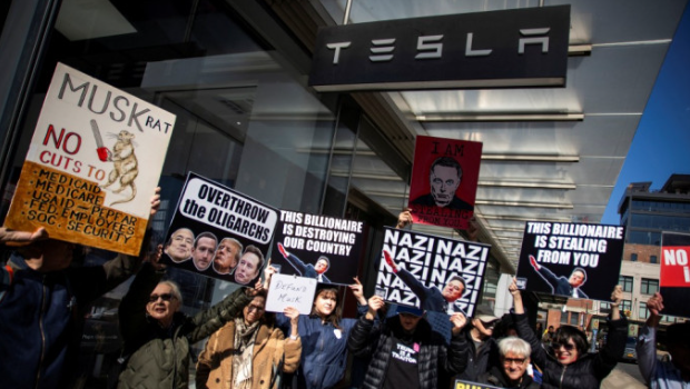全美多地爆“抵制特斯拉”示威