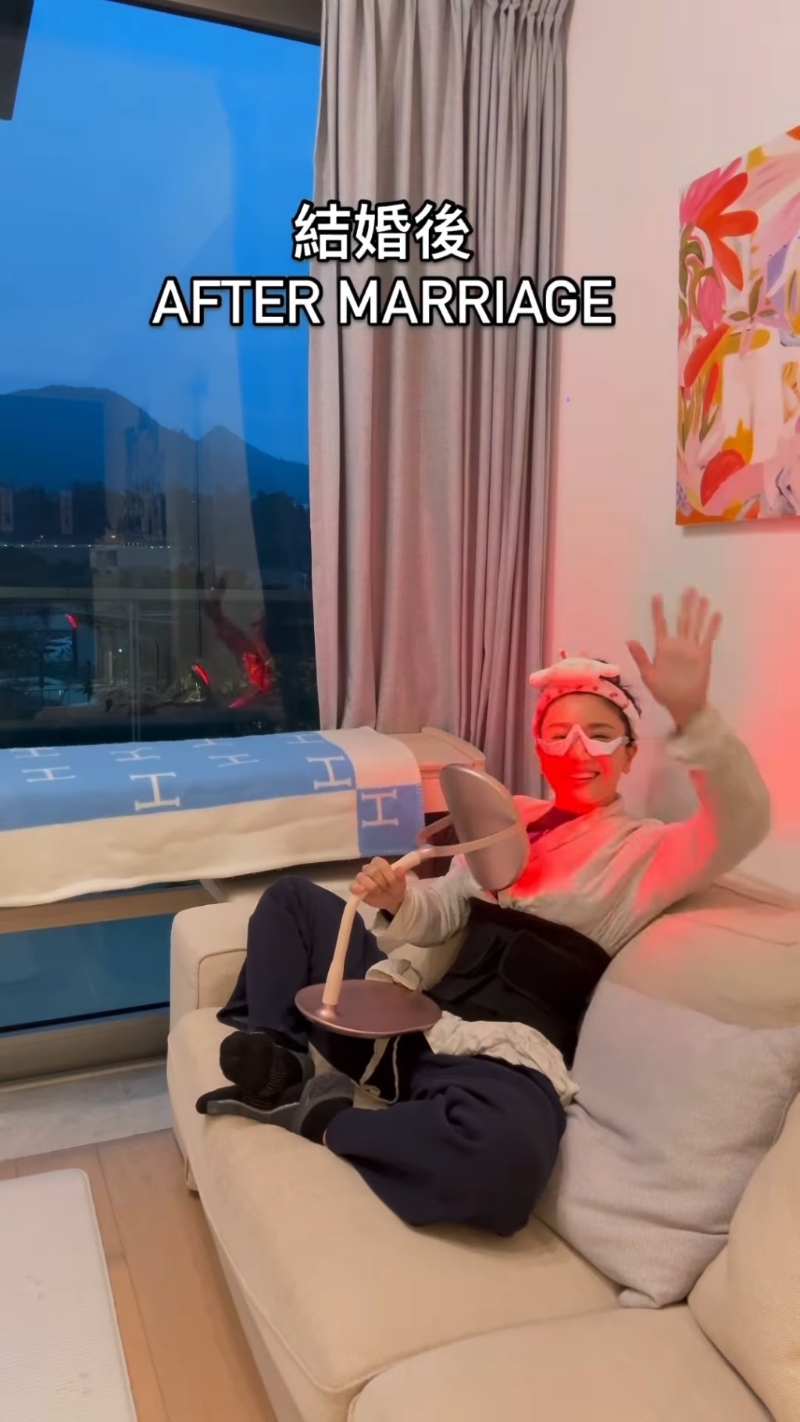 婚后的林芊妤卻是穿上密實居家服，束起頭發(fā)，盤膝坐在同一位置照燈護膚，完全有如一個普通師奶。