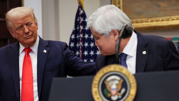 美國總統(tǒng)特朗普（圖左）與臺積電總裁魏哲家（圖右）召開共同記者會，宣布臺積電擴大投資美國。