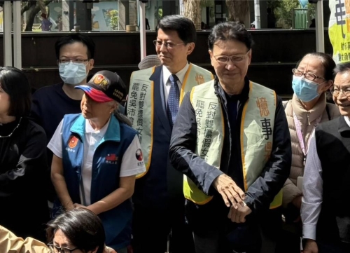 臺積電加碼投資美國，引發(fā)民眾討論臺積電恐「美」積電。對此，中廣前董事長趙少康（右3）4日表示，美國總統(tǒng)川普根本不管臺灣死活，奉勸賴清德總統(tǒng)重視臺灣自己的利益，不要一心只抱美國大腿，變成「賴倫斯基」。