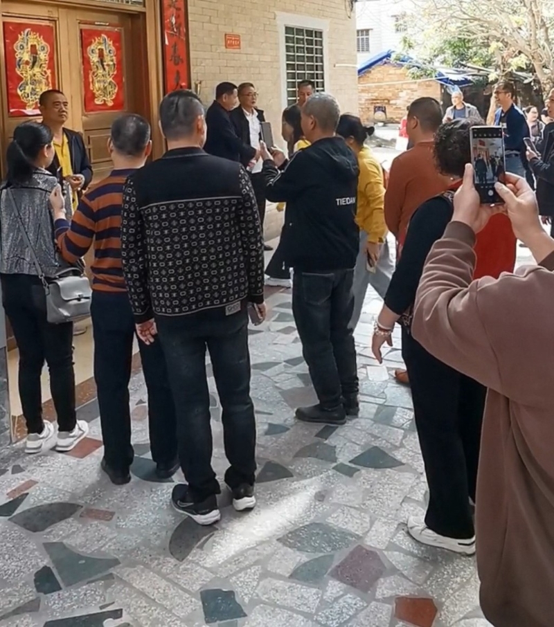 梁文鋒老家門口成民眾打卡點(diǎn)。