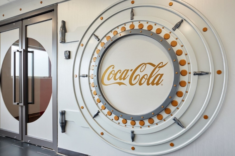 率先報(bào)名的240組親子障礙跑參加者， 更可免費(fèi)暢游香港可口可樂博物館。（圖片來源：可口可樂）