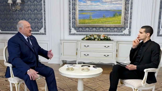 白俄羅斯總統(tǒng)盧卡申科接受知名自媒體人馬里奧·納法爾采訪。