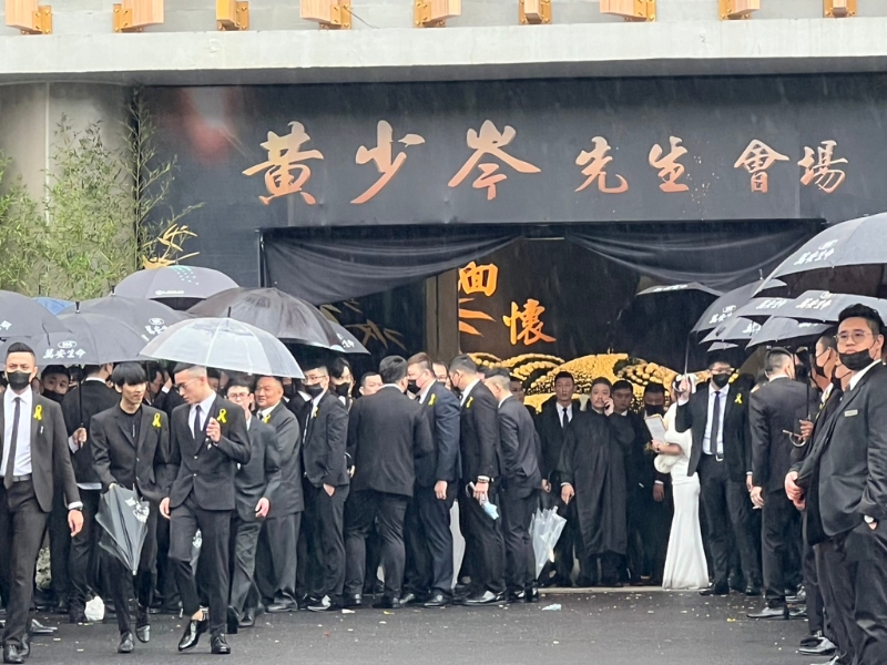 竹聯(lián)幫主黃少岑告別式，逾千人到場，現(xiàn)場一片黑色傘海。