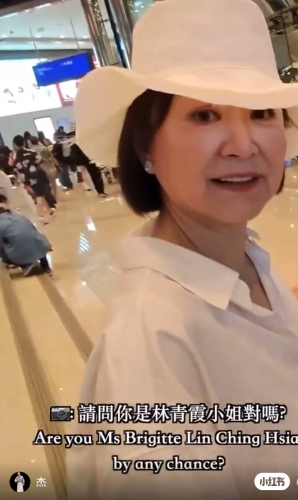 有網(wǎng)民日前于商場(chǎng)捕獲林青霞。