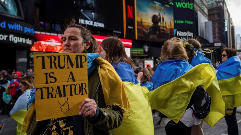 2025年3月1日，烏克蘭社區(qū)成員和支持者聚集在紐約時代廣場，有人舉標(biāo)語反特朗普。 美聯(lián)社