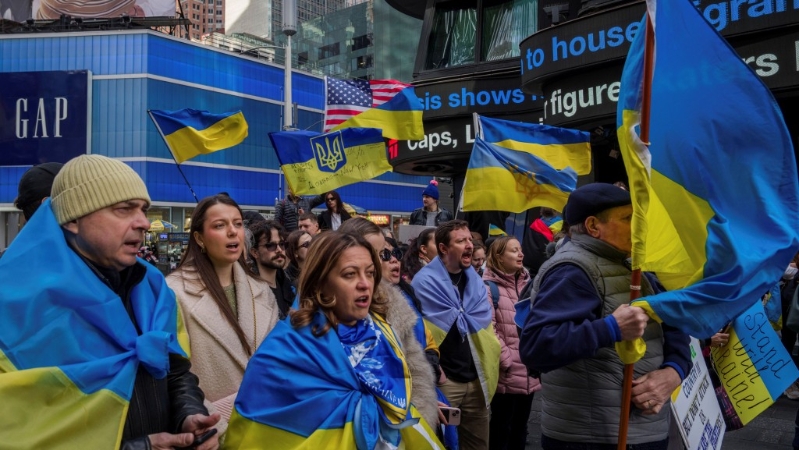 2025年3月1日，烏克蘭社區(qū)成員和支持者在紐約時代廣場集會。 美聯(lián)社