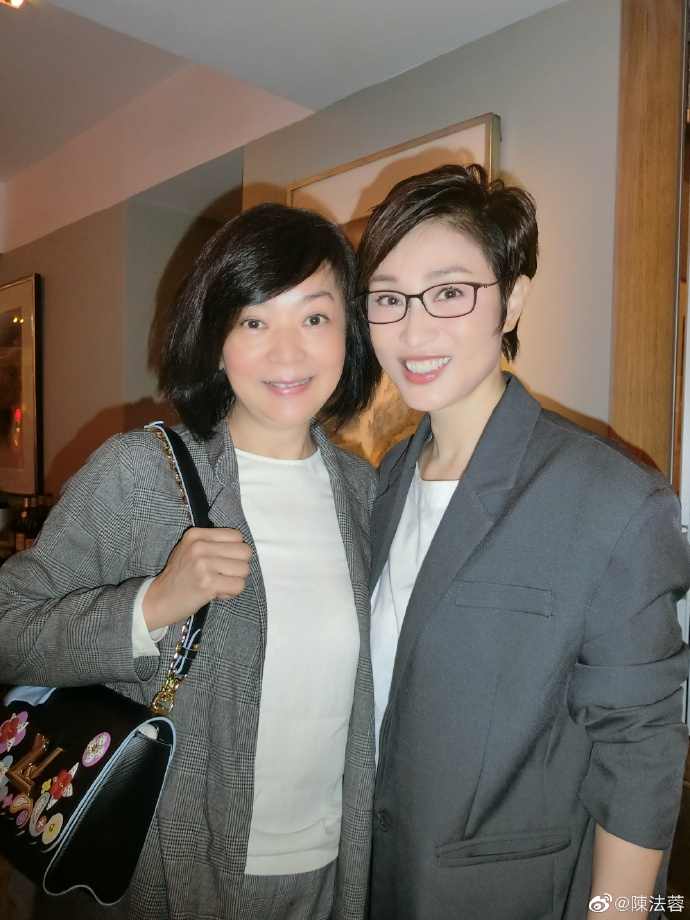 陳玉蓮(左) 陳玉蓮(左)