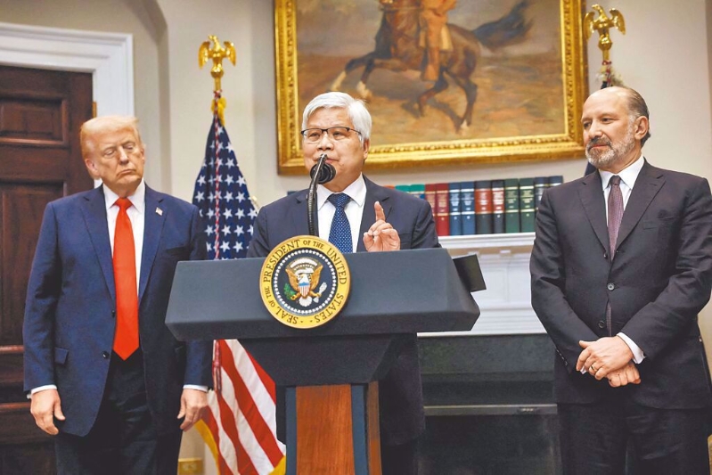 美國(guó)總統(tǒng)特朗普（左）