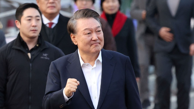 尹錫悅離開(kāi)拘留所時(shí)握拳示意。