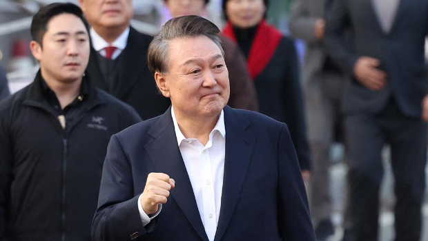 在歷經(jīng)52天后，尹錫悅8日獲釋，返回位于首爾市龍山區(qū)漢南洞的官邸。